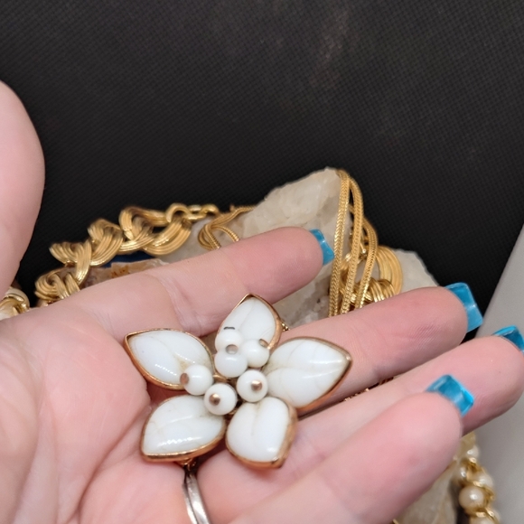 Gold Tone Jewelry Lot. 3 Necklaces. Bracelet, Brooch And Ring. - Picture 3 of 7